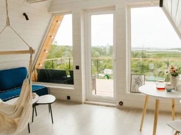 Уютный домик у реки