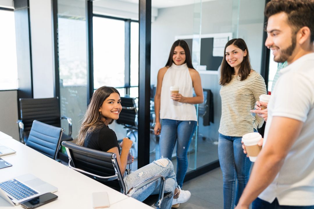 <a href="https://ru.freepik.com/free-photo/smiling-confident-female-leader-with-team-coffee-break-workplace_27998851.htm#fromView=search&page=9&position=3&uuid=8ecb8fbb-4432-4c1d-948b-cbd33f5698c6&query=open+office">Изображение от tonodiaz на Freepik</a>