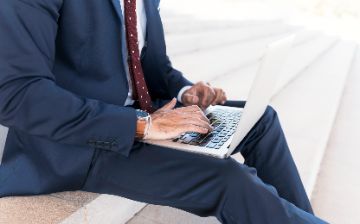 <a href="https://ru.freepik.com/free-photo/close-up-man-suit-working-laptop_5236697.htm#fromView=search&page=8&position=1&uuid=fbc6219d-539b-4308-a385-d418dabad16c&query=%D1%8E%D1%80%D0%B8%D1%81%D1%82+%D1%81+%D0%BC%D0%B0%D0%BA%D0%B1%D1%83%D0%BA%D0%BE%D0%BC">Изображение от freepik</a>