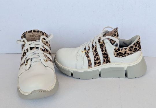 Кроссовки "Лео". Немного дерзкий дизайн из кожи с принтом под леопарда. Белый цвет хорошо сочетается с любым тоном кожи. В этой модели захотелось приблизиться к дикой природе, и подчеркнуть ее красоту. Подошва-тэп с завышенной пяточной частью,очень удобная при ходьбе. Цвет кожи и подошву подбираем по желанию заказчика.