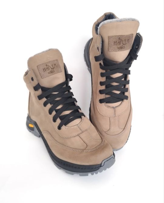 Кроссовки мужские "Элегант" ручной работы, зима. Очень удобные. Выполнены по классической сапожной технологии. Материал верха -кожа нубук. Подкладка - байка. Подошва-тэп, не скользит и морозоустойчивая. Могут быть в другом цвете и в другом размере. Размер 42-43, по стопе 27,2см. Можно заказать в любом размере.