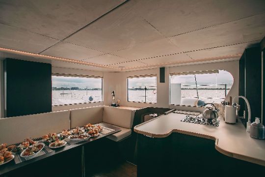 На борту для вашего удобства: — 4 каюты, 4 санузла с душем — 4 Зоны для загара и отдыха — Музыкальная система по всему периметру борта и внутри (подключение Bluetooth) — Пледы, посуда, 2 холодильника, гриль Дополнительно на борт вы можете заказать кейтеринг, оформление цветами, экскурсовода, музыкантов или воздушные шары.