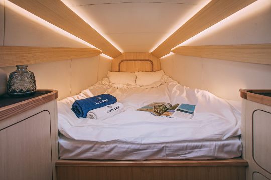 На борту для вашего удобства: — 4 каюты, 4 санузла с душем — 4 Зоны для загара и отдыха — Музыкальная система по всему периметру борта и внутри (подключение Bluetooth) — Пледы, посуда, 2 холодильника, гриль Дополнительно на борт вы можете заказать кейтеринг, оформление цветами, экскурсовода, музыкантов или воздушные шары.