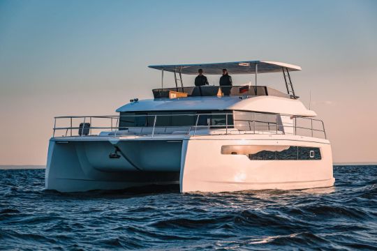 На борту для вашего удобства: — 4 каюты, 4 санузла с душем — 4 Зоны для загара и отдыха — Музыкальная система по всему периметру борта и внутри (подключение Bluetooth) — Пледы, посуда, 2 холодильника, гриль Дополнительно на борт вы можете заказать кейтеринг, оформление цветами, экскурсовода, музыкантов или воздушные шары.