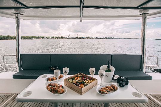 На борту для вашего удобства: — 4 каюты, 4 санузла с душем — 4 Зоны для загара и отдыха — Музыкальная система по всему периметру борта и внутри (подключение Bluetooth) — Пледы, посуда, 2 холодильника, гриль Дополнительно на борт вы можете заказать кейтеринг, оформление цветами, экскурсовода, музыкантов или воздушные шары.