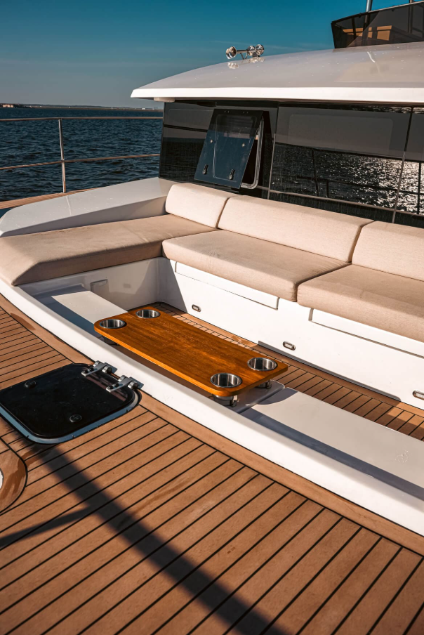 На борту для вашего удобства: — 4 каюты, 4 санузла с душем — 4 Зоны для загара и отдыха — Музыкальная система по всему периметру борта и внутри (подключение Bluetooth) — Пледы, посуда, 2 холодильника, гриль Дополнительно на борт вы можете заказать кейтеринг, оформление цветами, экскурсовода, музыкантов или воздушные шары.