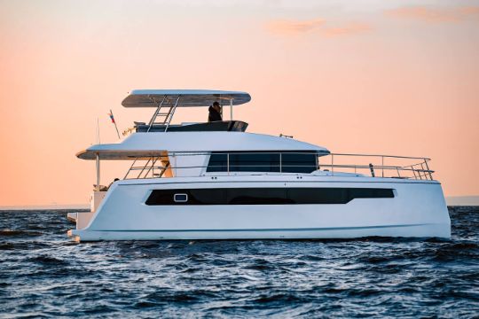 На борту для вашего удобства: — 4 каюты, 4 санузла с душем — 4 Зоны для загара и отдыха — Музыкальная система по всему периметру борта и внутри (подключение Bluetooth) — Пледы, посуда, 2 холодильника, гриль Дополнительно на борт вы можете заказать кейтеринг, оформление цветами, экскурсовода, музыкантов или воздушные шары.