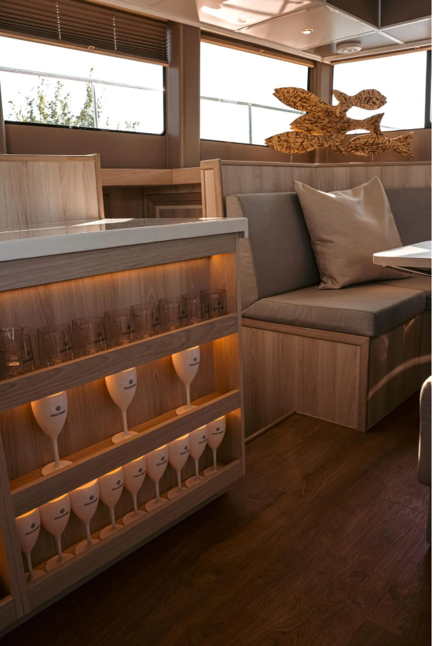 На борту для вашего удобства: — 4 каюты, 4 санузла с душем — 4 Зоны для загара и отдыха — Музыкальная система по всему периметру борта и внутри (подключение Bluetooth) — Пледы, посуда, 2 холодильника, гриль Дополнительно на борт вы можете заказать кейтеринг, оформление цветами, экскурсовода, музыкантов или воздушные шары.