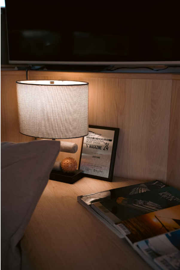 На борту для вашего удобства: — 4 каюты, 4 санузла с душем — 4 Зоны для загара и отдыха — Музыкальная система по всему периметру борта и внутри (подключение Bluetooth) — Пледы, посуда, 2 холодильника, гриль Дополнительно на борт вы можете заказать кейтеринг, оформление цветами, экскурсовода, музыкантов или воздушные шары.