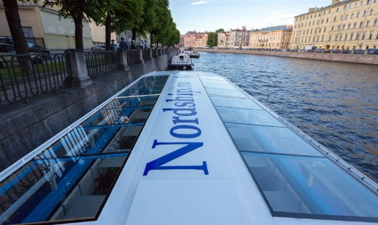 В уютной каюте можно с удобством расположиться и передохнуть. А также спрятаться от дождя.