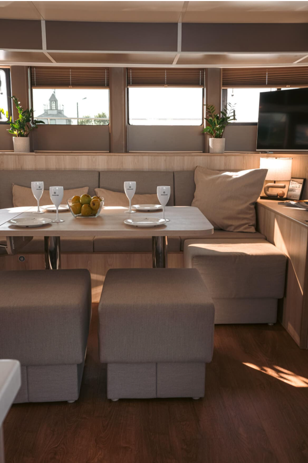 На борту для вашего удобства: — 4 каюты, 4 санузла с душем — 4 Зоны для загара и отдыха — Музыкальная система по всему периметру борта и внутри (подключение Bluetooth) — Пледы, посуда, 2 холодильника, гриль Дополнительно на борт вы можете заказать кейтеринг, оформление цветами, экскурсовода, музыкантов или воздушные шары.