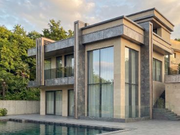 S'TOUN 226 м2 Двухэтажный дом с четырьмя спальнями и бассейном Макс Чурин