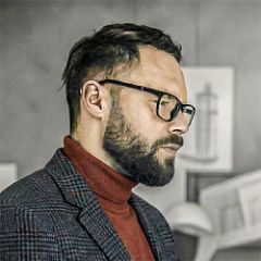 Архитектор Макс Чурин в бордовой водолазке. Максим Чурин