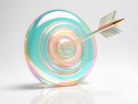 Стеклянная мишень со стрелой в центре, символ правильного выбора чат-бота