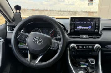 Интерьер Toyota RAV4 с автоматом и мультимедиа