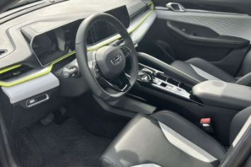 Салон Geely Coolray с мультимедиа и климат-контролем