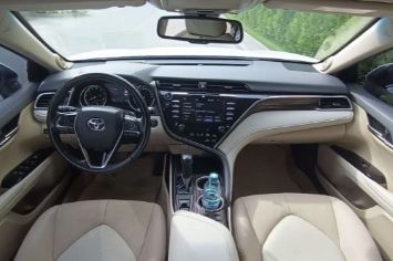 Интерьер Toyota Camry с автоматом