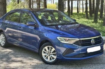 Volkswagen Polo на трассе за городом