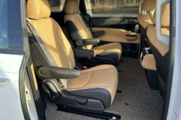 Интерьер KIA Carnival с 3 рядами сидений