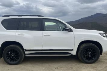 Toyota Prado на горной дороге Осетии