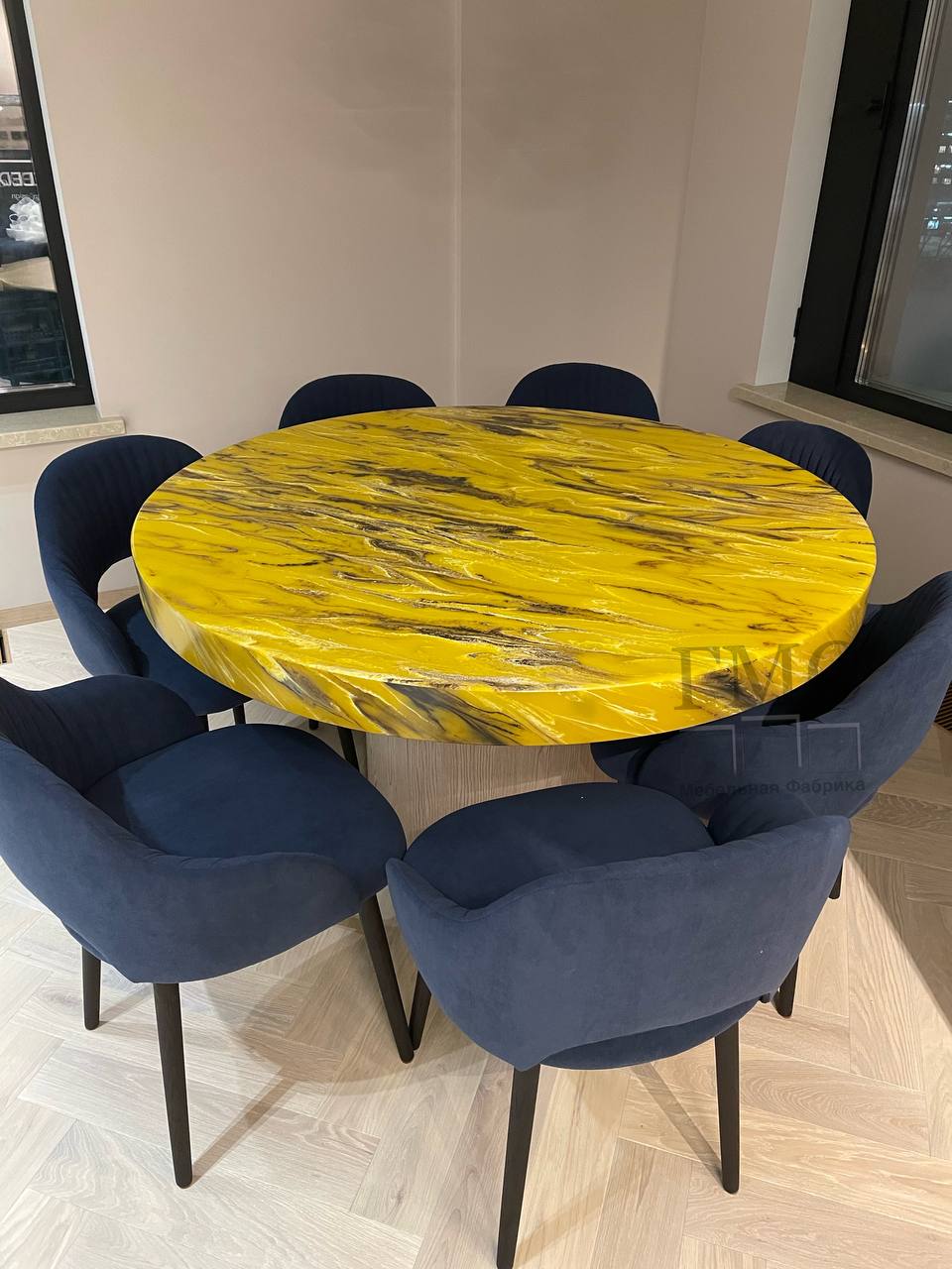 Стол янтарный