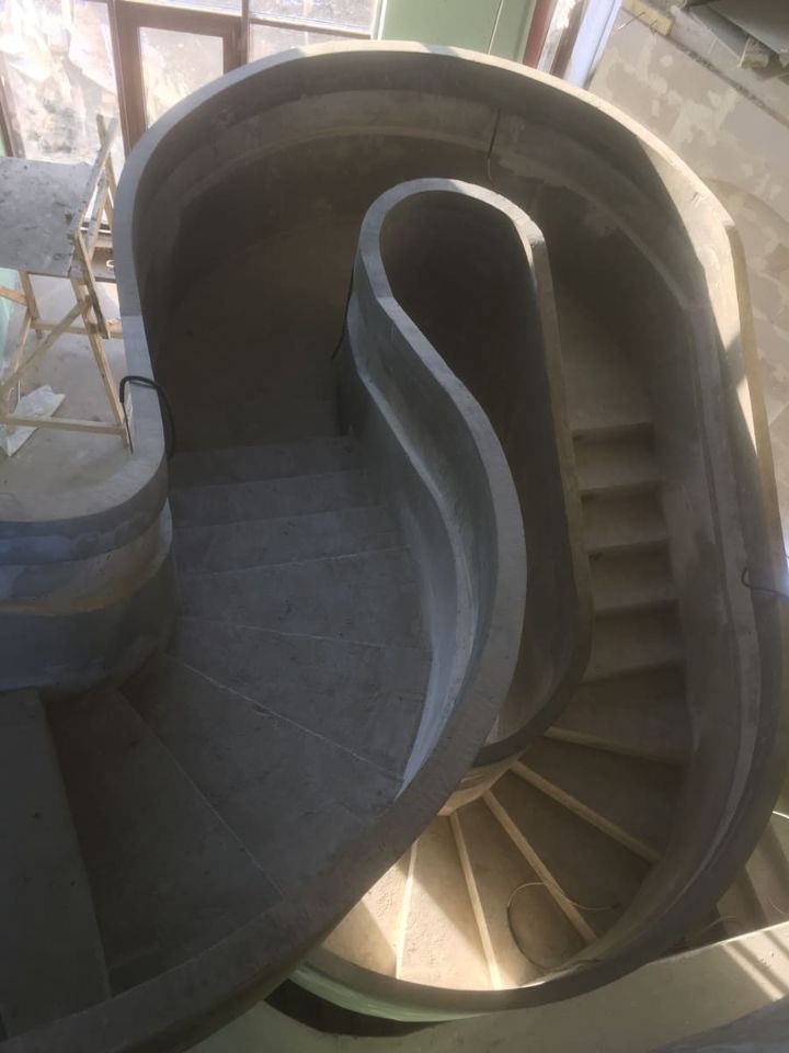 Сложная по дизайну винтовая бетонная лестница вид сверху