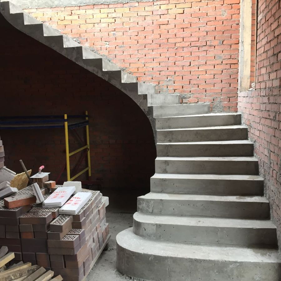 Круглые бетонные лестницы