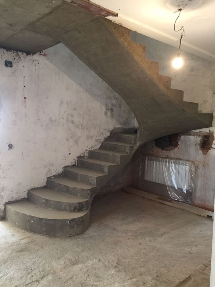 Круглая бетонная лестница