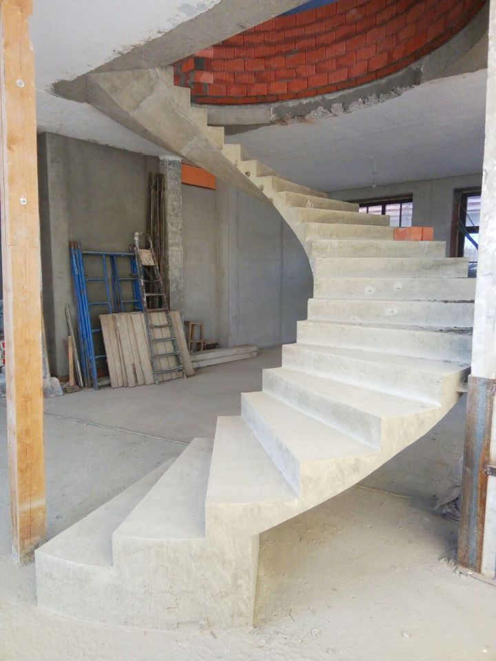 Лестница винтовая в бетоне в частный дом