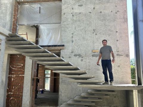 Готовая бетонная парящая лестница в современном интерьере дома, Новая Москва