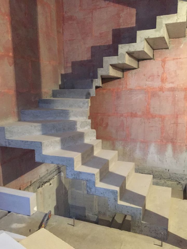 П-образная лестница из бетона с отделкой под дерево и стеклянными перилами — современный стиль в частном доме