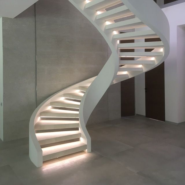 Готовая бетонная лестница на второй этаж в доме