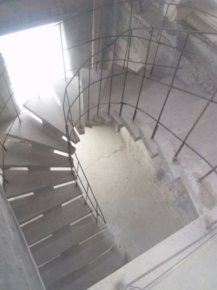 Винтовая бетонная лестница на косоуре в КП "Парк Авеню"