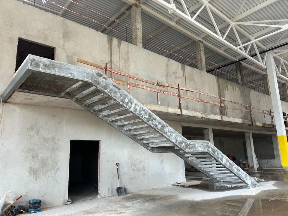 Готовая бетонная лестница на косоурах без отделки в производственном здании, Звенигород