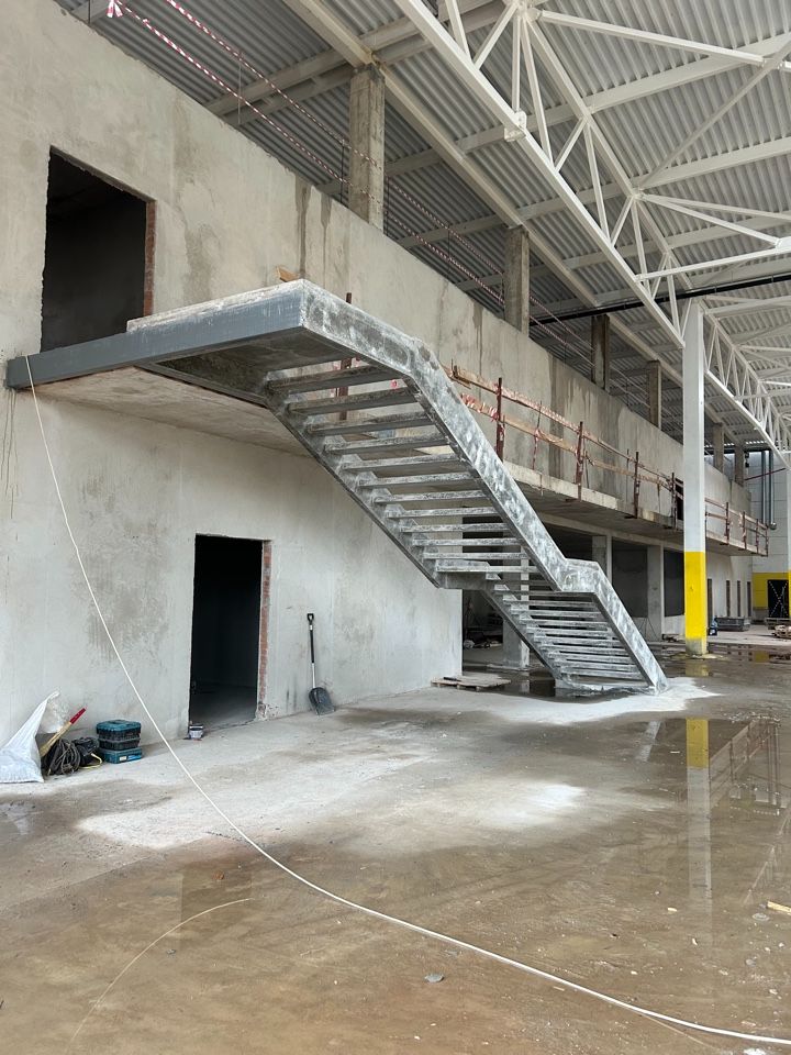 Простая монолитная бетонная лестница на косоурах под чистовую отделку,