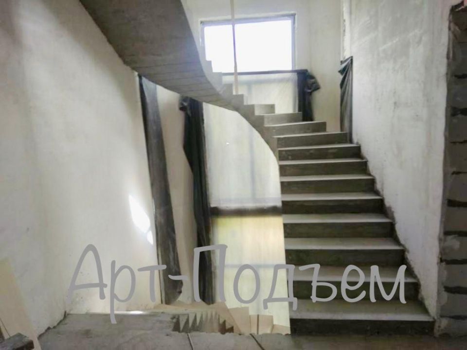 Г-образная бетонная лестница с поворотной площадкой — частный дом в Подмосковье