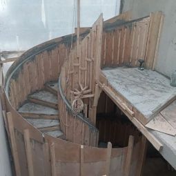 Покажем, как происходит армирование перил и лестницы.