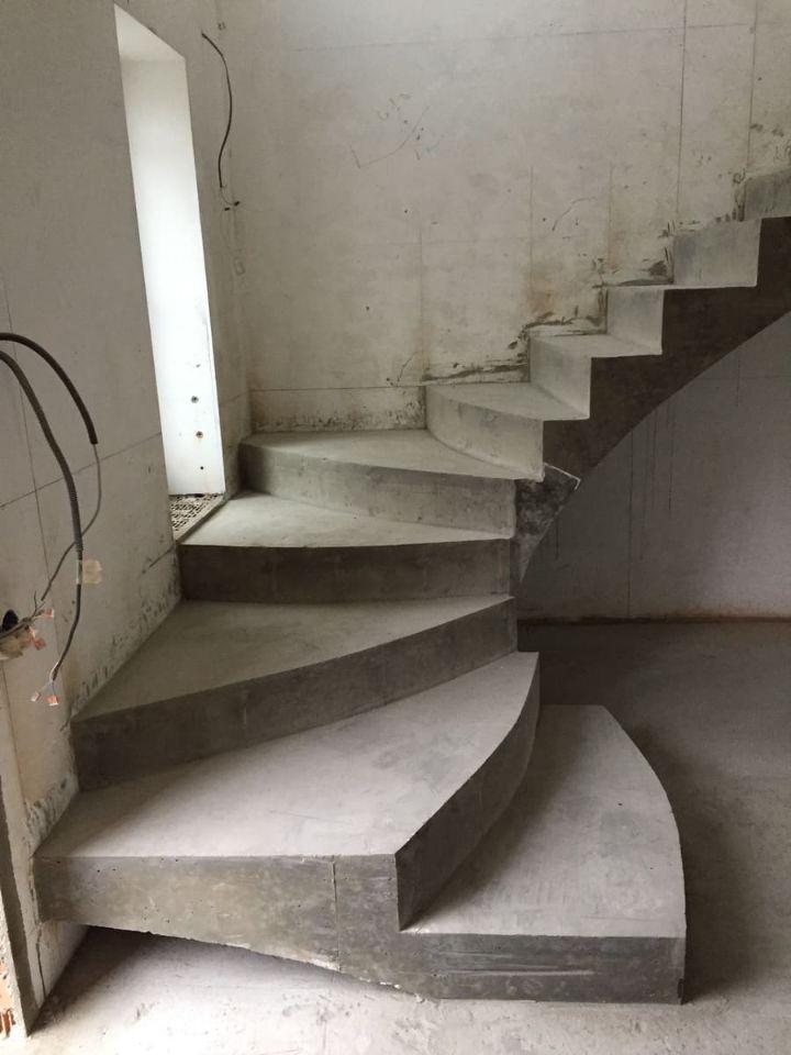 П-образная монолитная бетонная лестница с поворотом на 90°