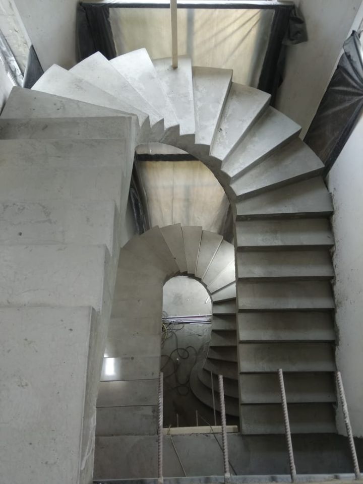 Г-образная лестница из монолитного бетона