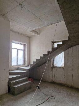 Новая монолитная бетонная лестница