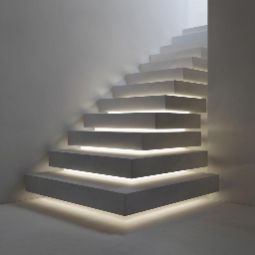 Подсветка ступеней «парящей» бетонной лестницы