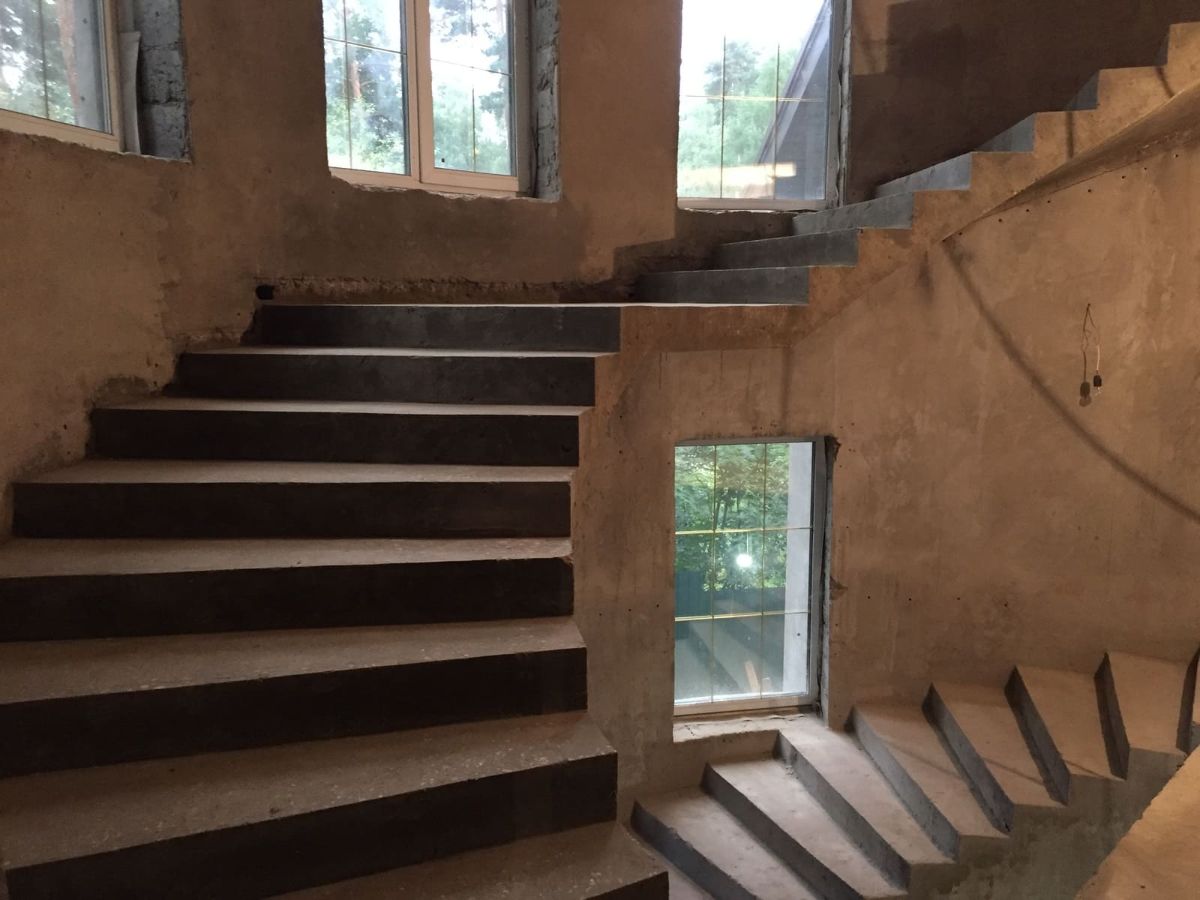 Круглые бетонные лестницы