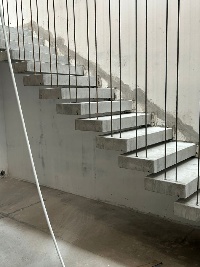 Парящие бетонные лестницы