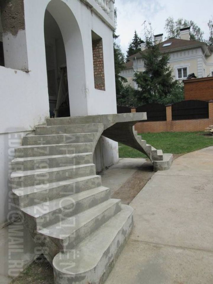 Уличная бетонная лестница боковая