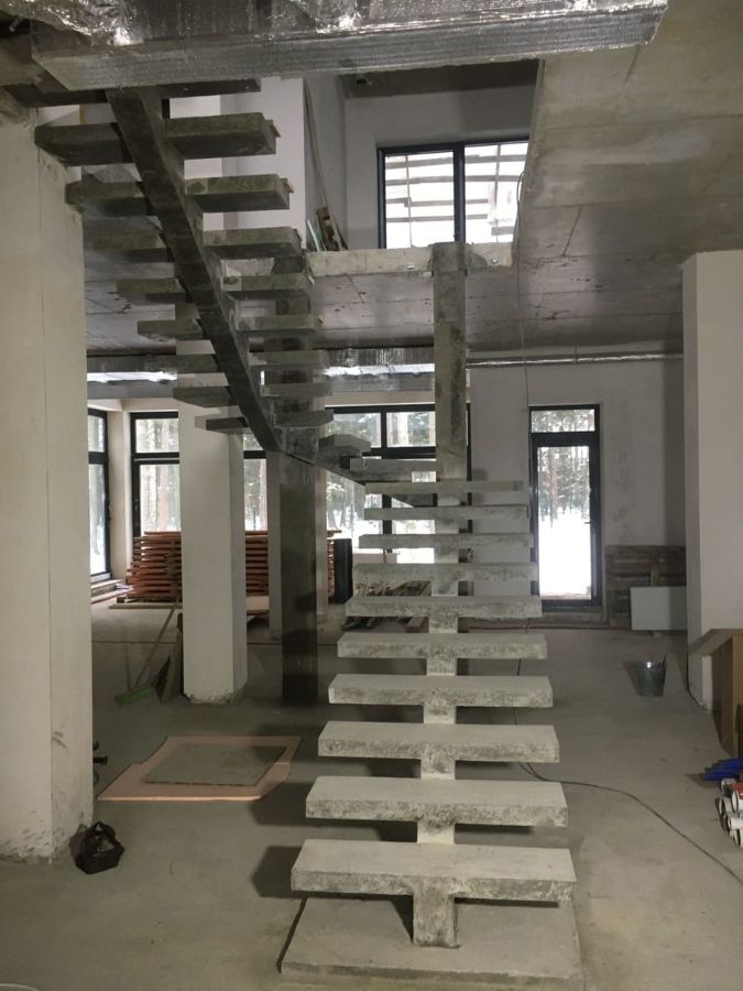 Бетонные лестницы на косоуре