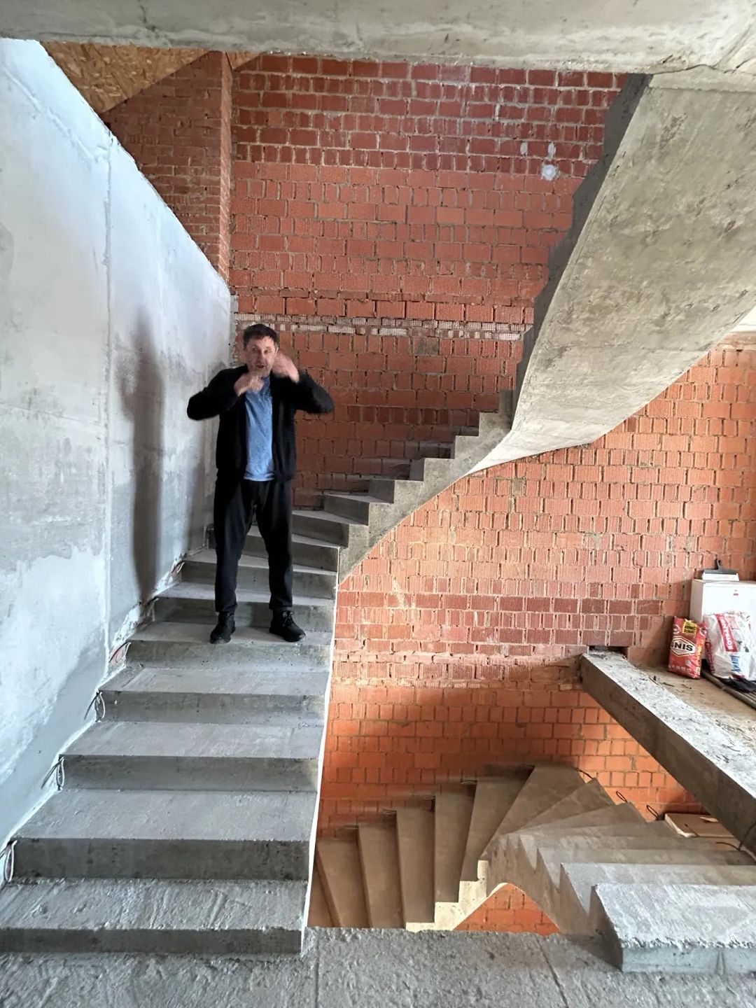 Красногорский район. Лестница с забежными ступенями.