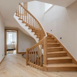 Изготовление лестниц на заказ в Москве