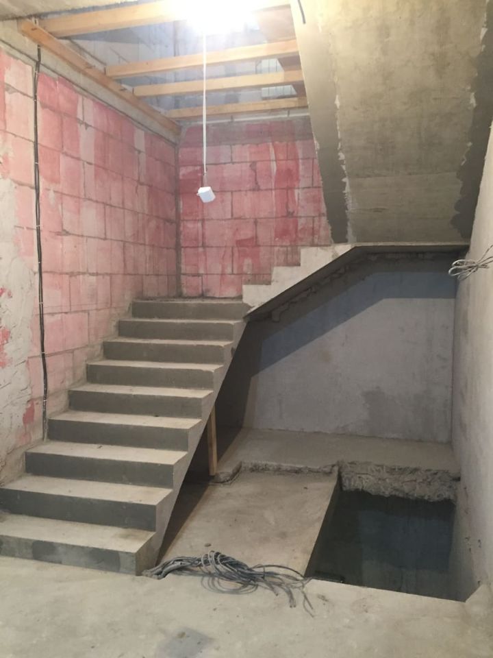 П-образная монолитная бетонная лестница с поворотом на 180°