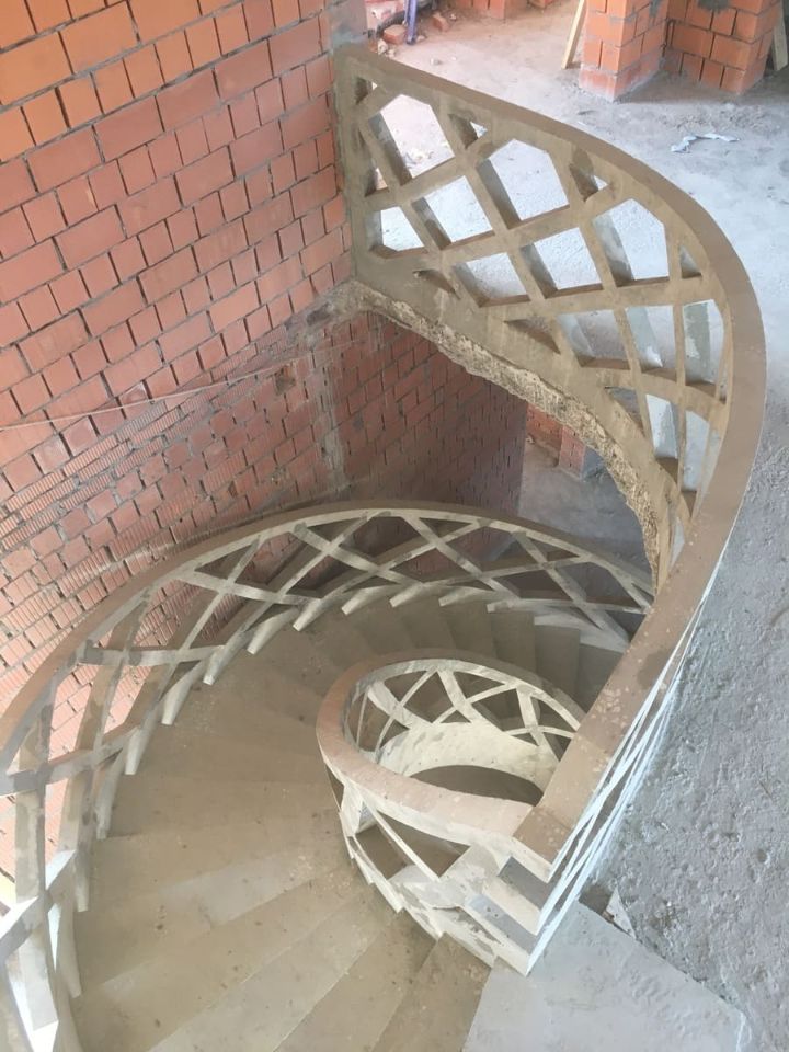 Лестница винтовая с ажурными бетонными перилами вид сверху