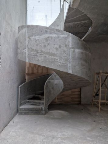 Этап армирования винтовой лестницы в частном доме Подмосковья